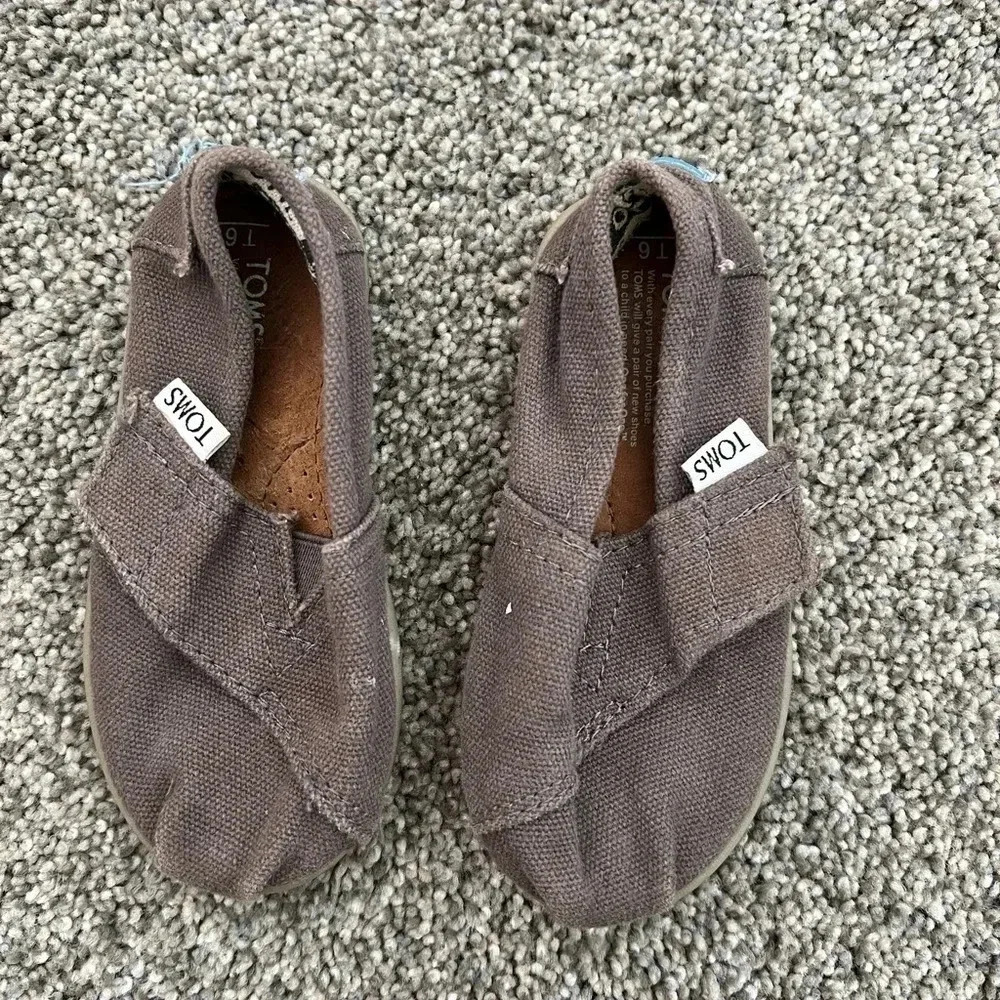 TOMS slip on
